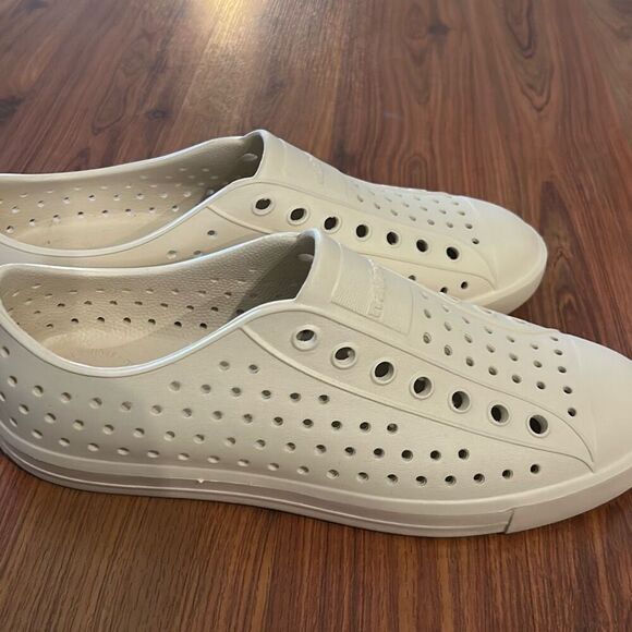 New Native shoes bone color beige slip on shoes women's nine mens seven - Picture 7 of 7